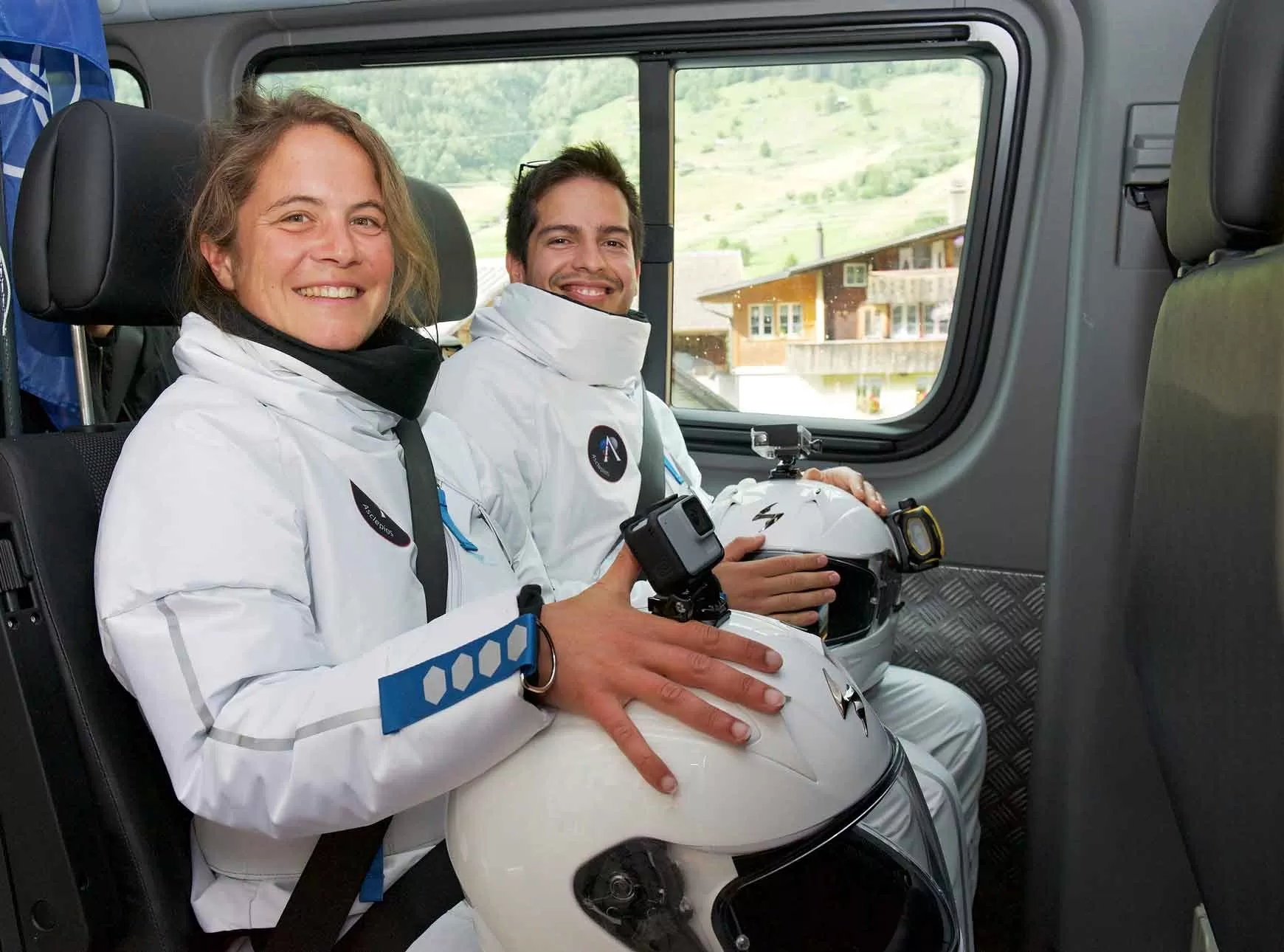Die «Astronauten», Manuela Raimbault und Sebasthian Ogalde in ihren Raumanzügen. Quelle: Comet Photoshopping GmbH, Dieter Enz