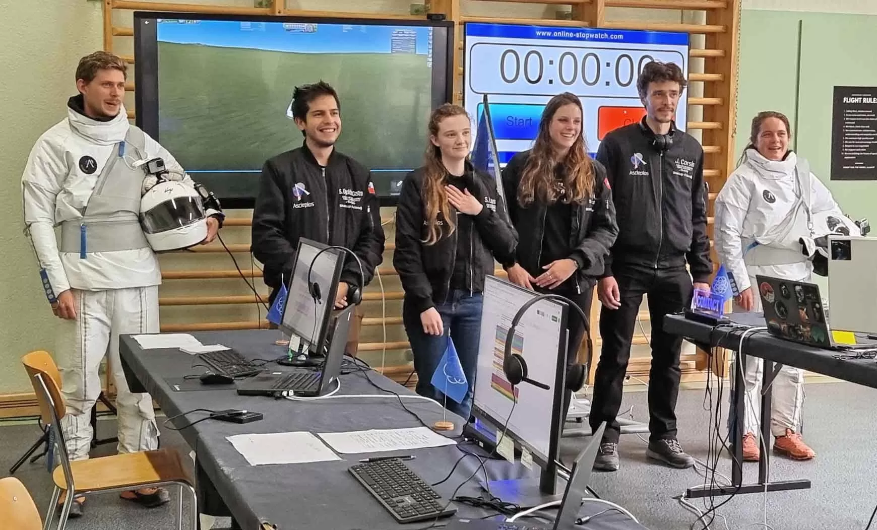 «Müde aber glücklich». Die sechs «Astronautinnen und Astronauten zurück an der Erdoberfläche im «Mission Control Center» in der Schule der Gemeinde Guttannen. Quelle: Nagra