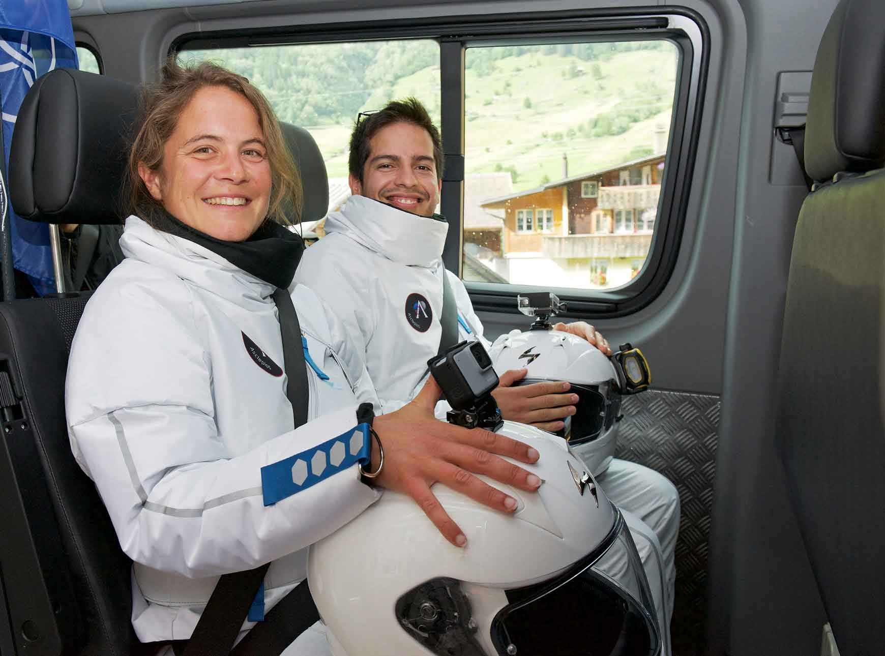 Die «Astronauten», Manuela Raimbault und Sebasthian Ogalde in ihren Raumanzügen. Foto: Comet Photoshopping GmbH, Dieter Enz