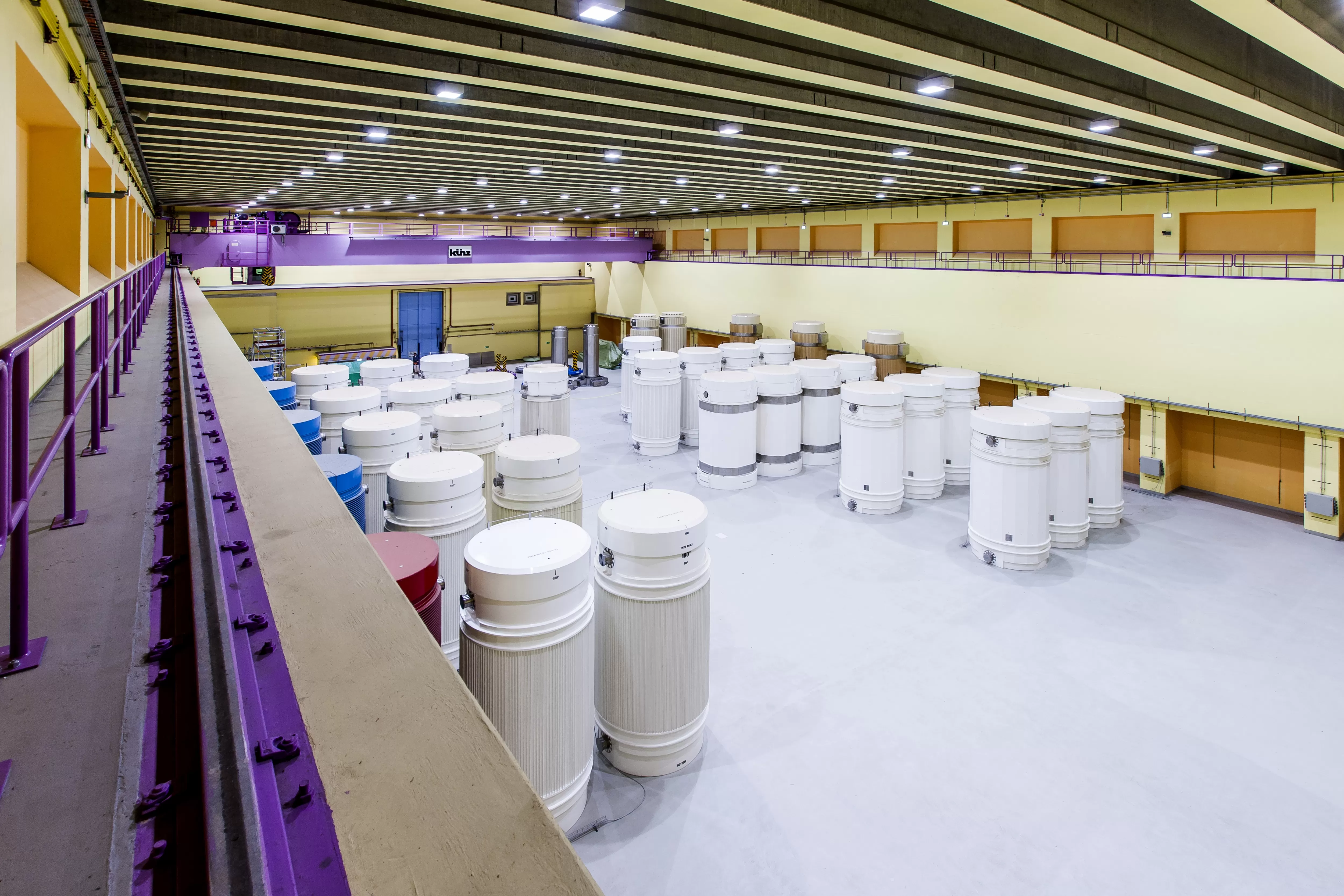 En attendant le transfert dans un dépôt en profondeur, les déchets de haute activité sont entreposés dans des conteneurs de transport et de stockage (connus sous le nom de «Castors»). Photo : ZWILAG