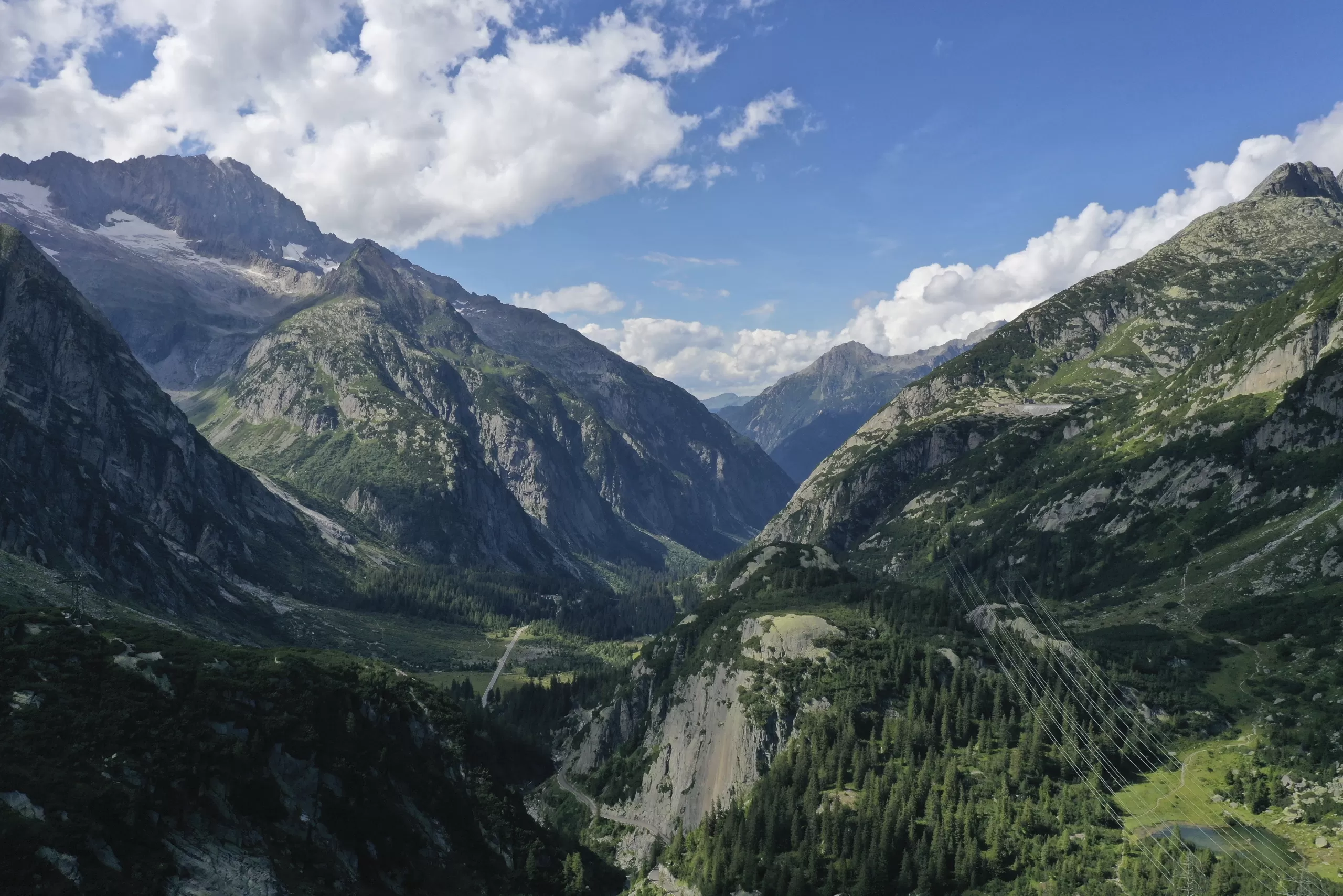Paysage granitique en Suisse centrale. Le dôme au milieu de la photo a été a arrondi par l’érosion glaciaire, alors que les sommets à l’arrière-plan ont conservé leurs arêtes. Photo : Nagra
