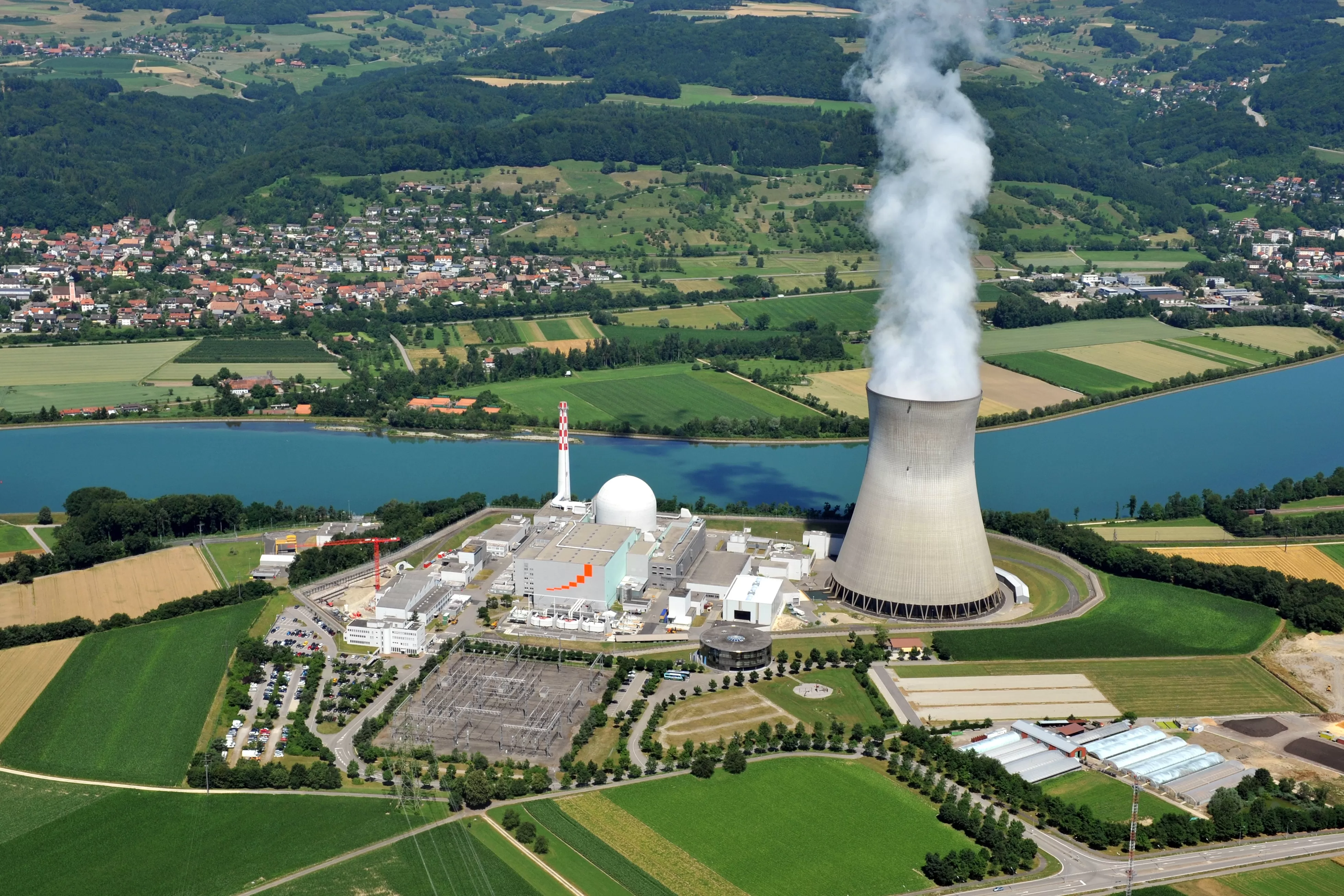 Un des réacteurs nucléaires suisses en activité se situe à Leibstadt, dans le bâtiment hémisphérique au centre de la photo. Photo : centrale nucléaire de Leibstadt