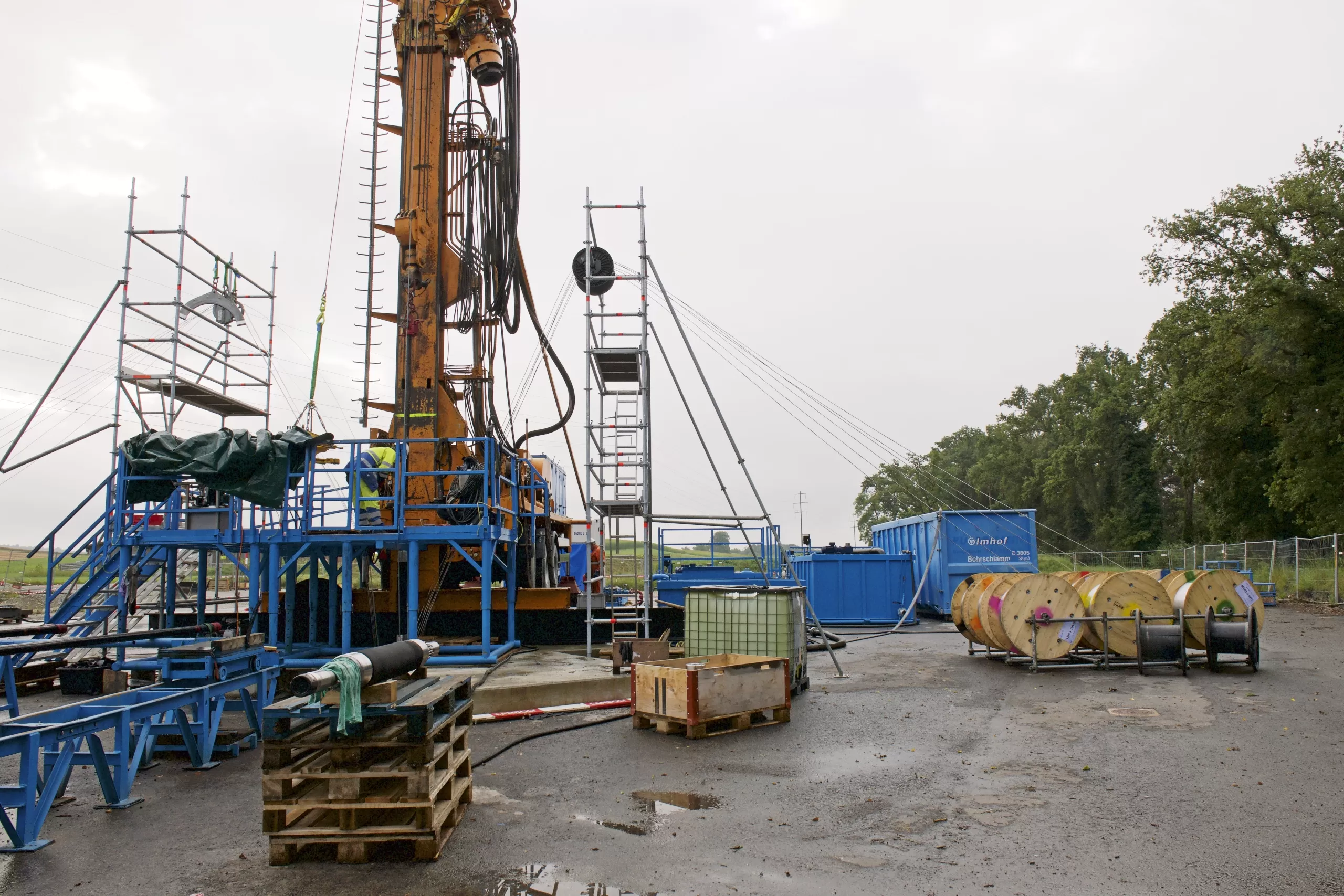 In August 2021, Nagra assembled a smaller drilling rig at the former Marthalen drill site. Photo: © Comet Photoshopping, Dieter Enz