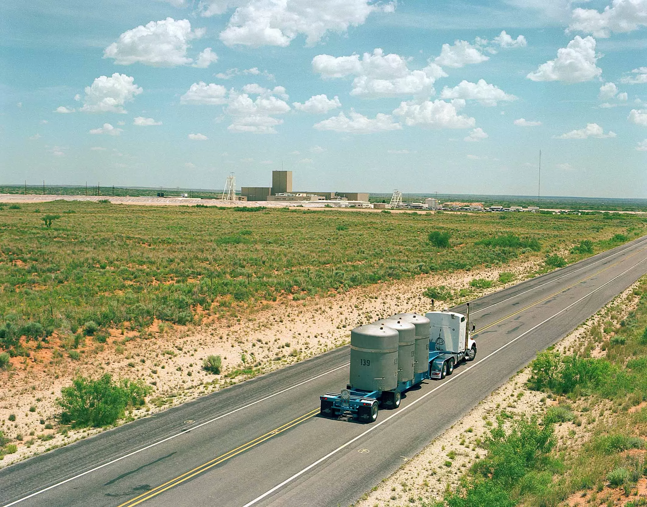 Transport von TRUPACT-II Behältern zum Waste Isoloation Pilot Plant in den USA, welches im Hintergrund zu sehen ist. Foto: WIPP