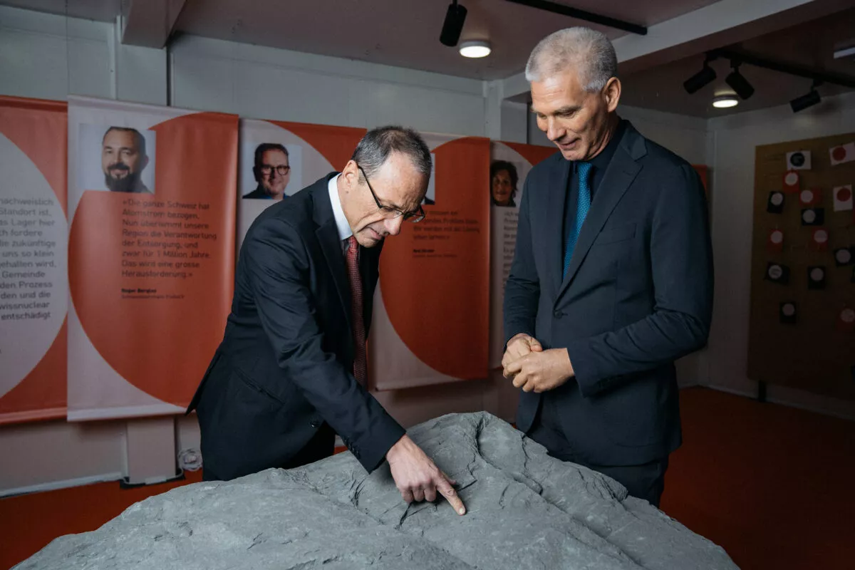 Präsident Lino Guzzella und CEO Matthias Braun begutachten den ausgestellten Opalinuston im Nagra Infopavillon in Windlach.