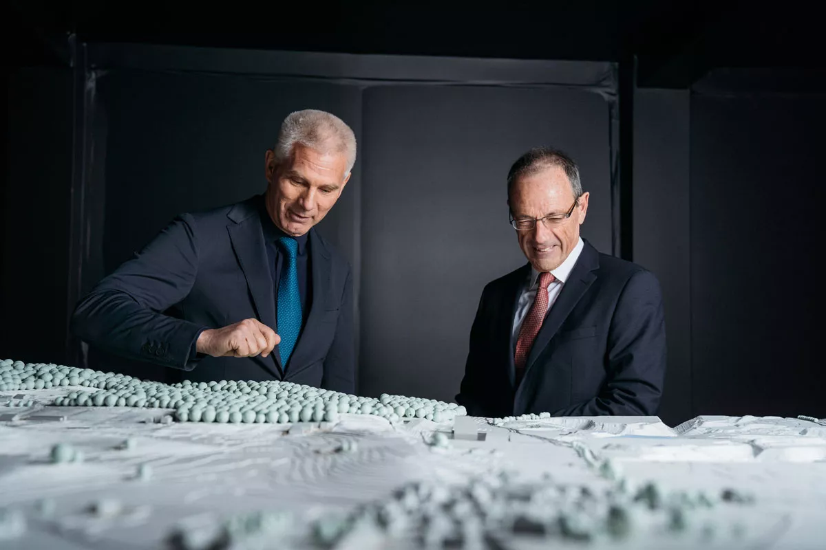 Präsident Lino Guzzella und CEO Matthias Braun diskutieren vor dem Tiefenlagermodell im Nagra Infopavillon in Windlach.